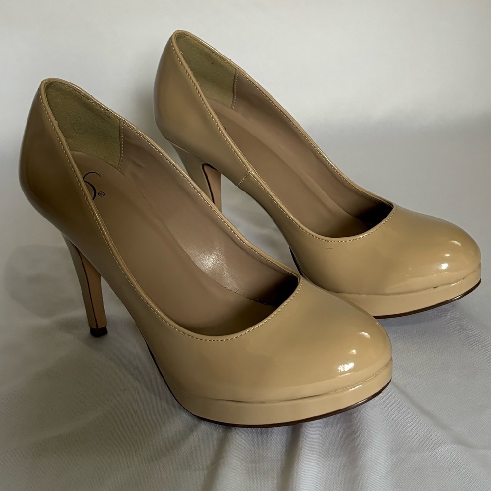 Women’s Beige High Heel Pumps. Size 7